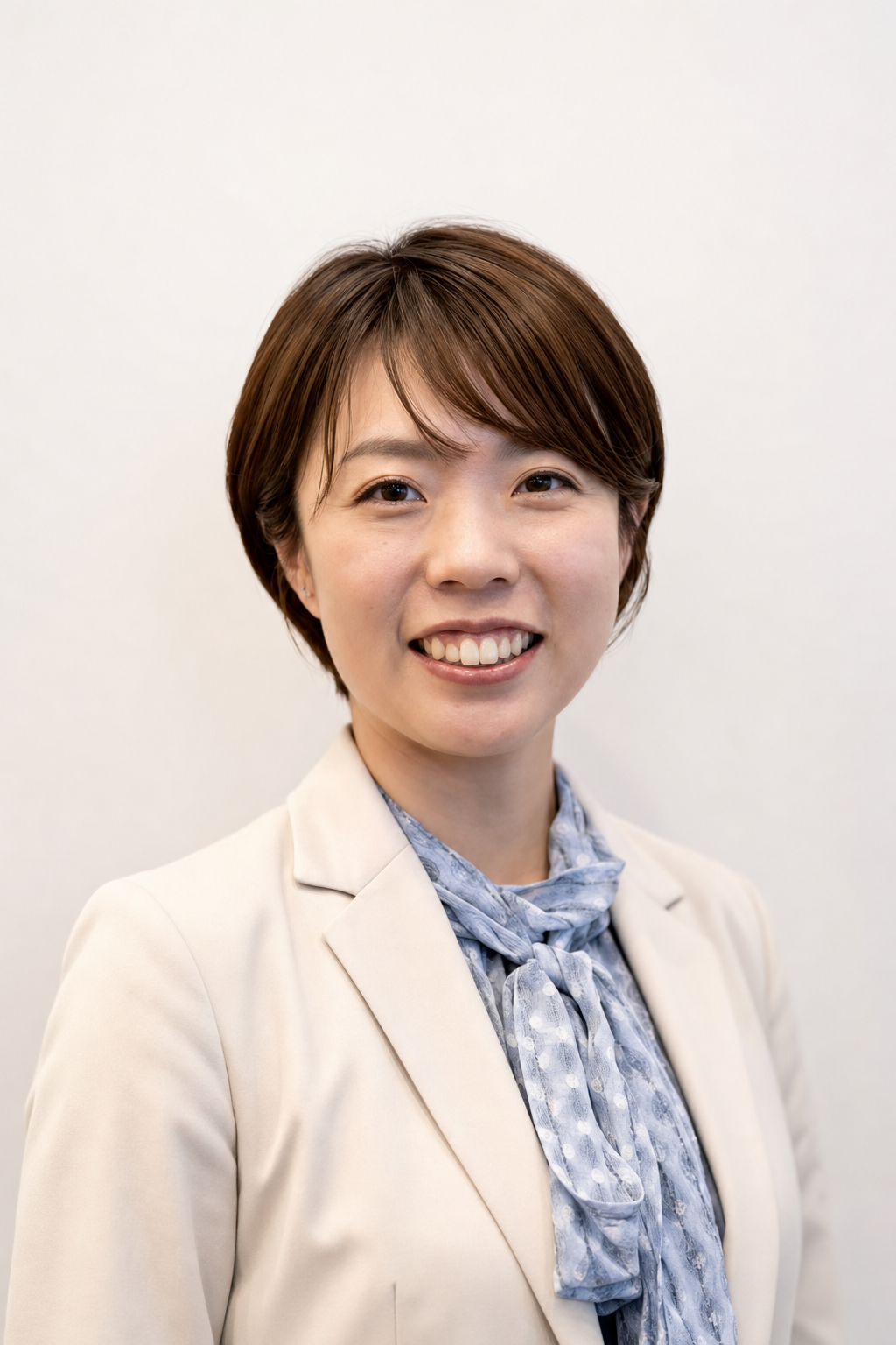 白いスーツを着た一人一軒株式会社代表取締役の中村理沙
