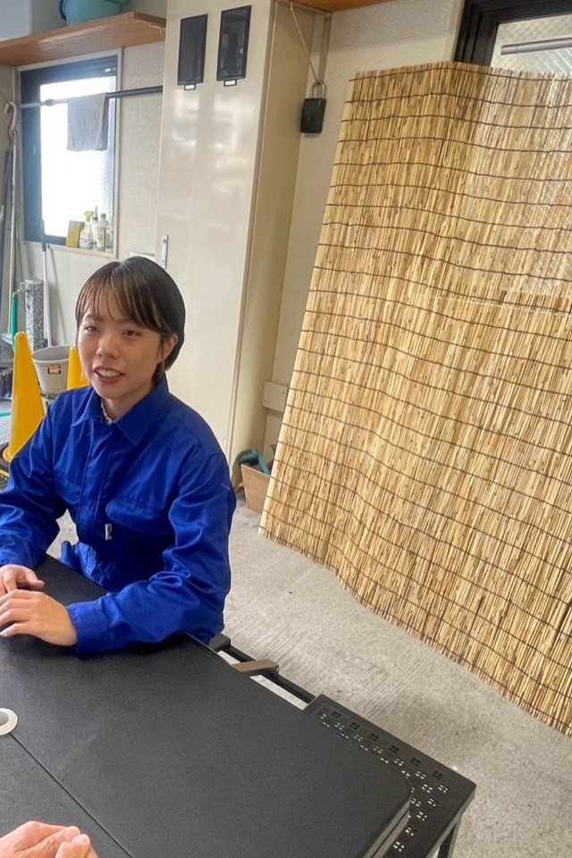 中村理沙が相談者と向き合って話している様子