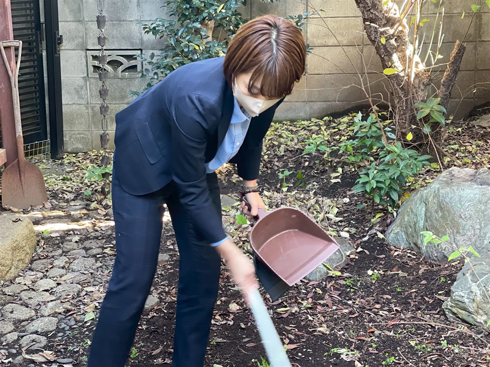 庭の落ち葉を回収して清掃する中村理沙